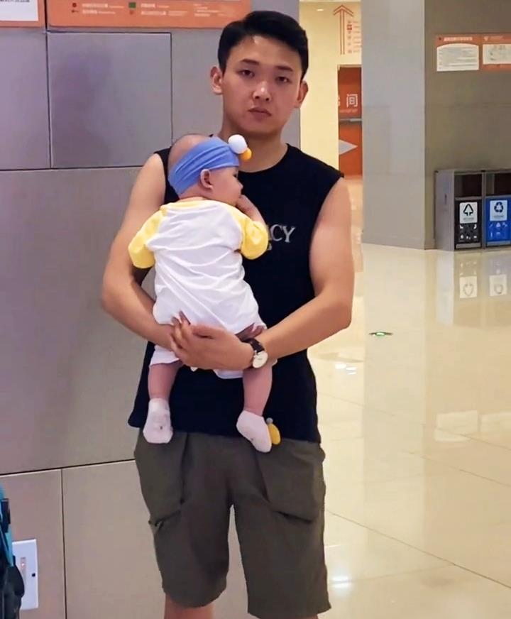 小海社会论|四川：父子俩沉迷小姐姐跳舞无法自拔，被妻子发现后，一脸尴尬