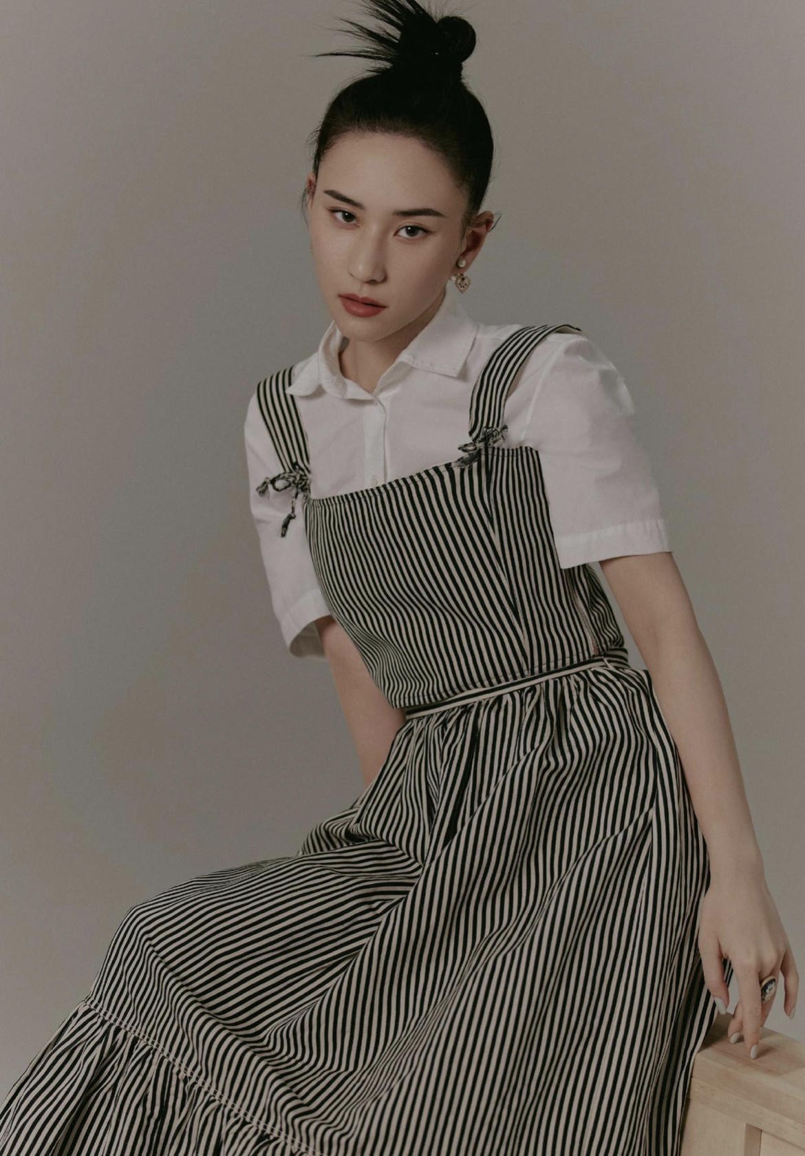 眼影 窦骁福气不浅，何超莲穿方领裙玩转“法式穿搭”，短发也有女人味