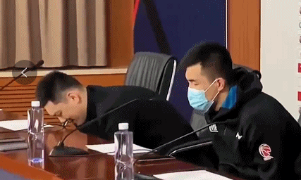 郭艾伦|郭艾伦2次把他逗得哈哈大笑：1，我们关系“疏远”了！2，我嘴碎