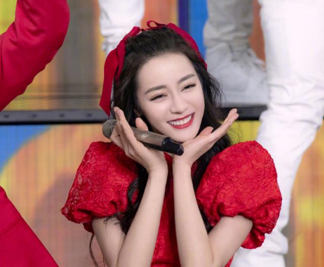 春晚|春晚斗艳：杨幂红裙紧绷凹凸，虞书欣抹胸蕾丝，热巴吊带艳压全场