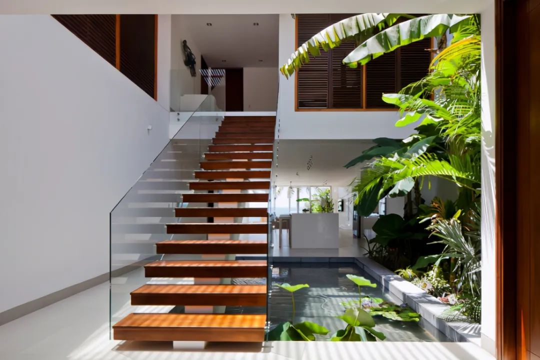 楼梯下这1㎡别再浪费了,加入灯带、鹅卵石等元素,不要太惬意了