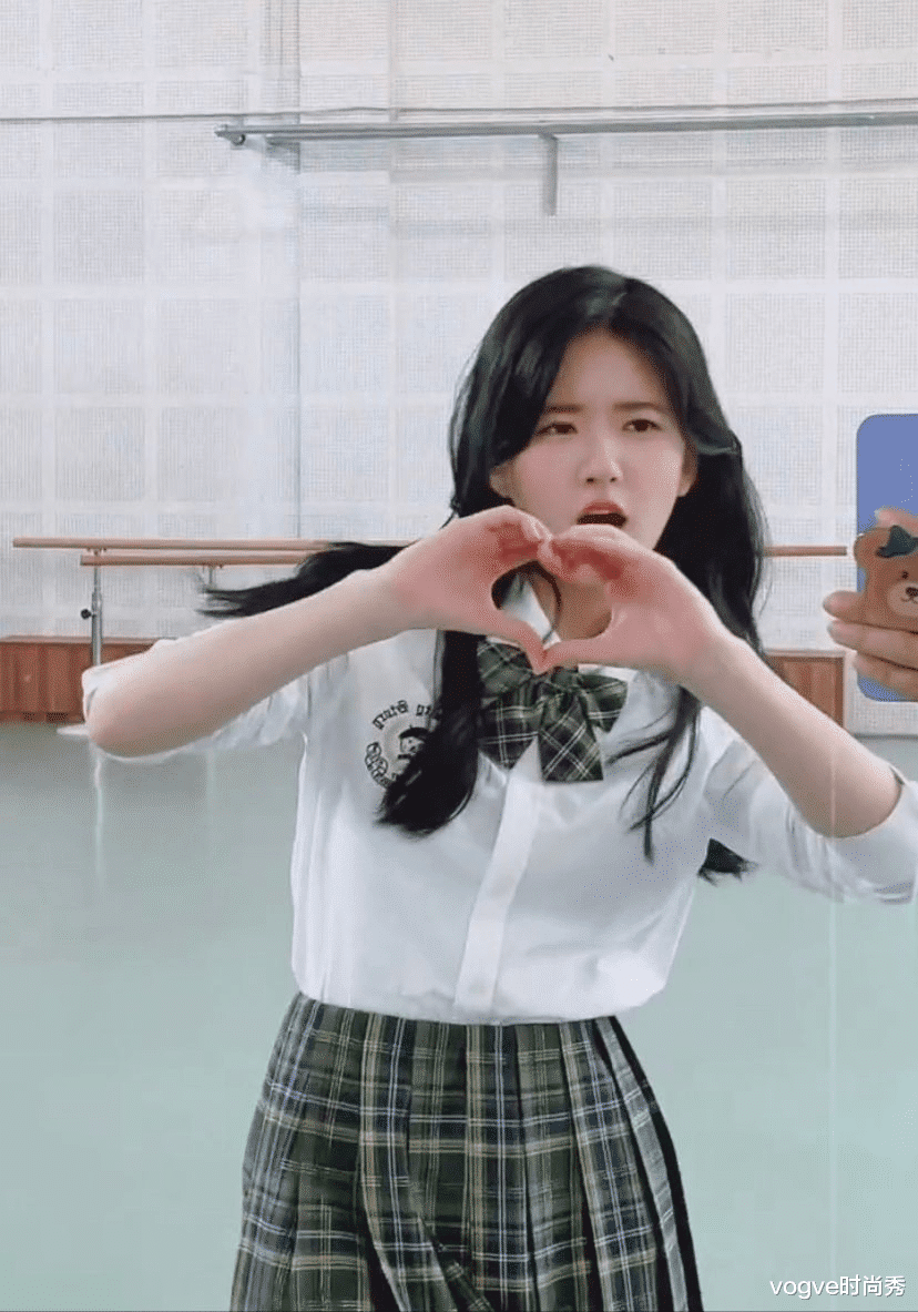 vogve时尚秀|赵露思练舞室生图照火了,无美颜镜头下,网友:这颜值是认真吗?