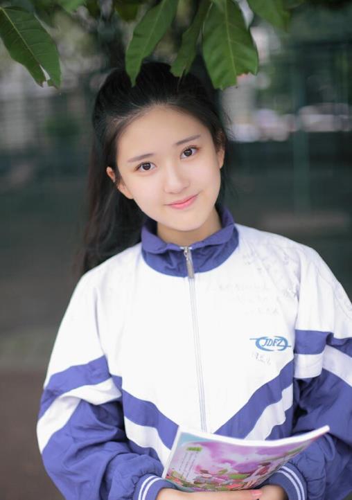 赵露思|赵露思学生时代旧照曝光，截图放大看清她的五官，是否整容很显然