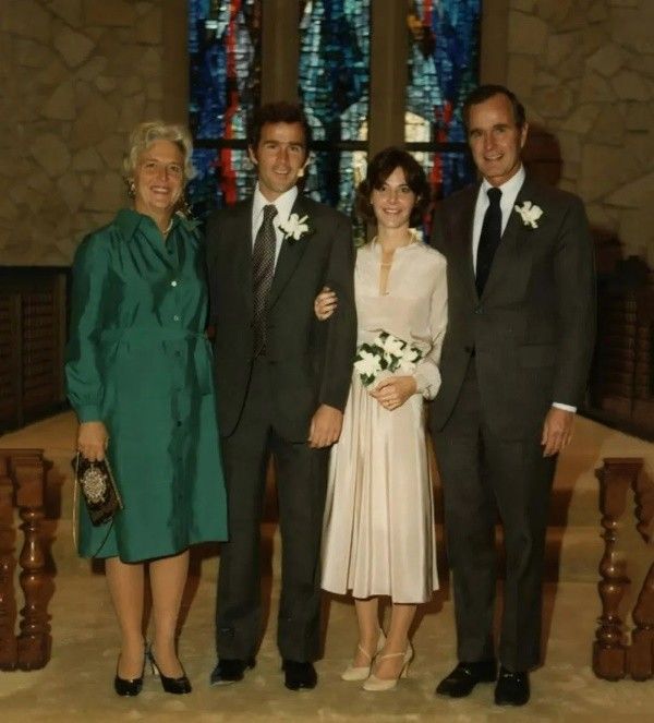 乔治·沃克·布什|1977年小布什到奥尼尔家中吃烧烤，对劳拉一见钟情，44年互相成就