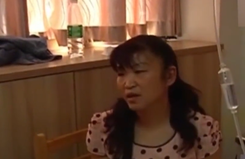 女司机连续变道别车,遭男司机暴打住院,还在记者面前博同情