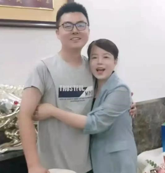 许敏|许敏外甥疑似被打成脑震荡，扶桌呕吐满手伤，网友：不还手太明智