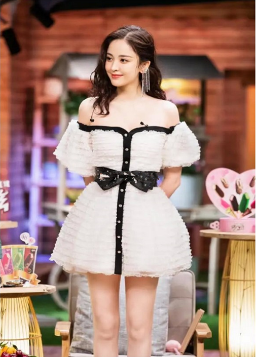 周冬雨|女明星同穿一款衣服，梁洁可爱，吴昕甜美，看到周冬雨：最大赢家