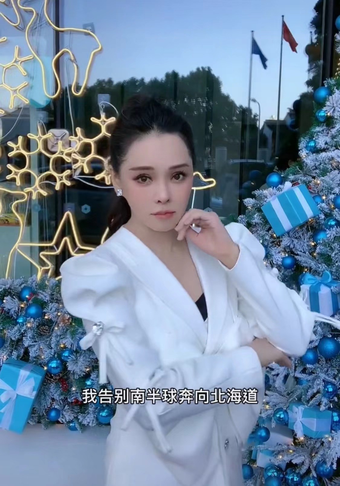 伊能静|53岁伊能静罕晒怼镜视频！几丝白发十分抢镜，肌肤白皙紧致无皱纹