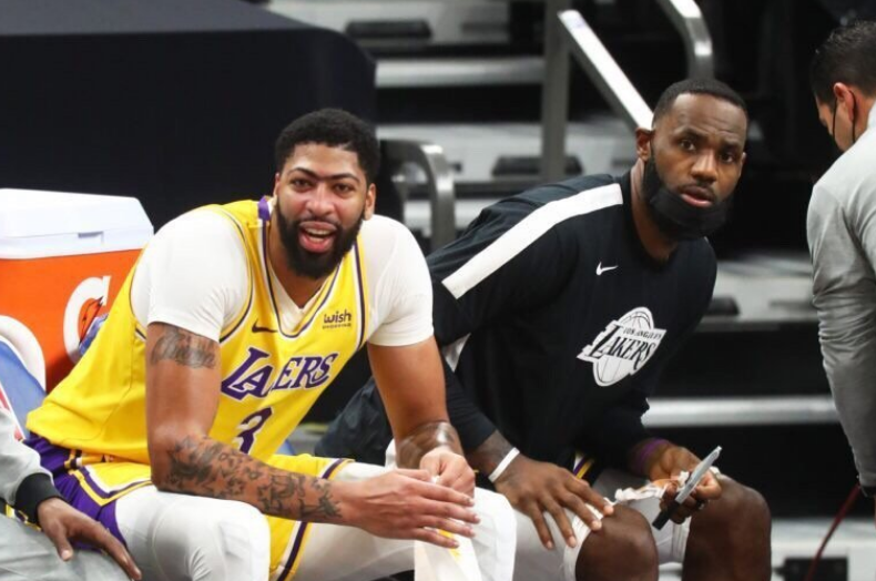 湖人队 佩林卡杀疯了！1天连签4人组超级阵容，力压篮网成最强，詹姆斯发文很兴奋