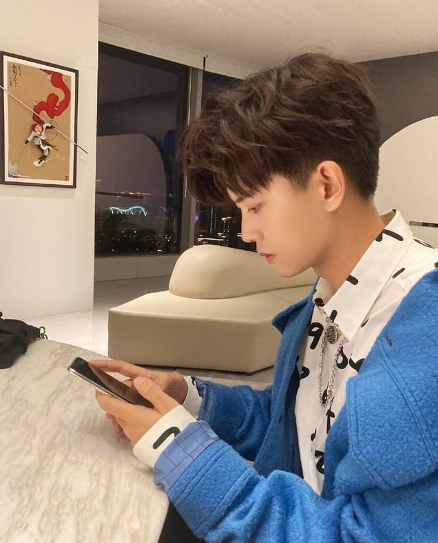 任嘉伦|任嘉伦穿蓝衣录制节目，一路奔跑很开心，像极了校园的学长