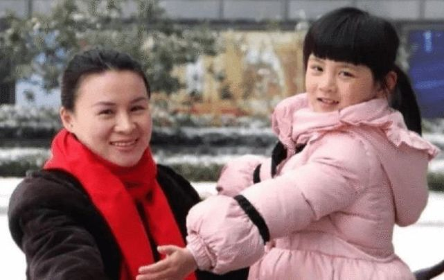 子莘情感屋|林某斌爱不爱3个孩子？女儿合影中的身体姿势，可以看到答案