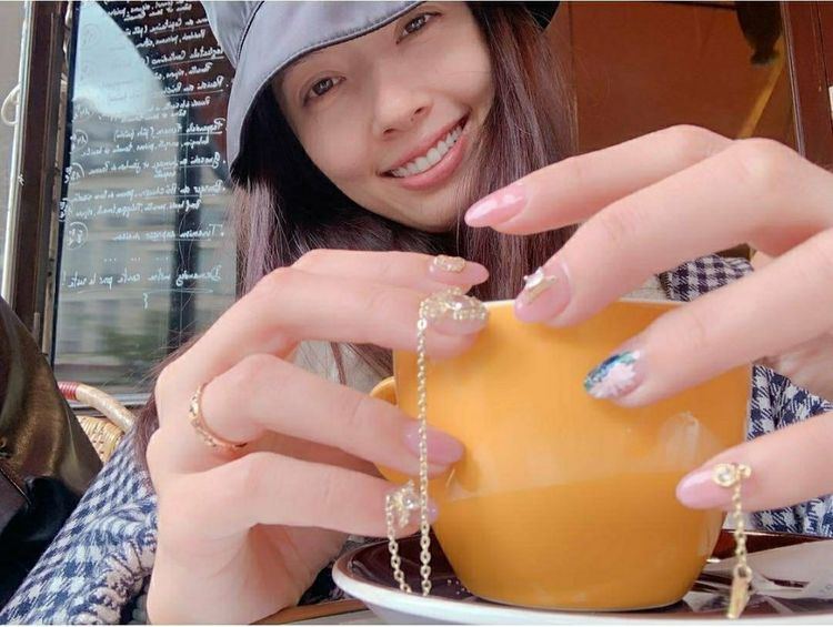 吴亦凡|郭碧婷嫁入豪门变高调，连指甲都挂着“金链子”，不用做家务真好