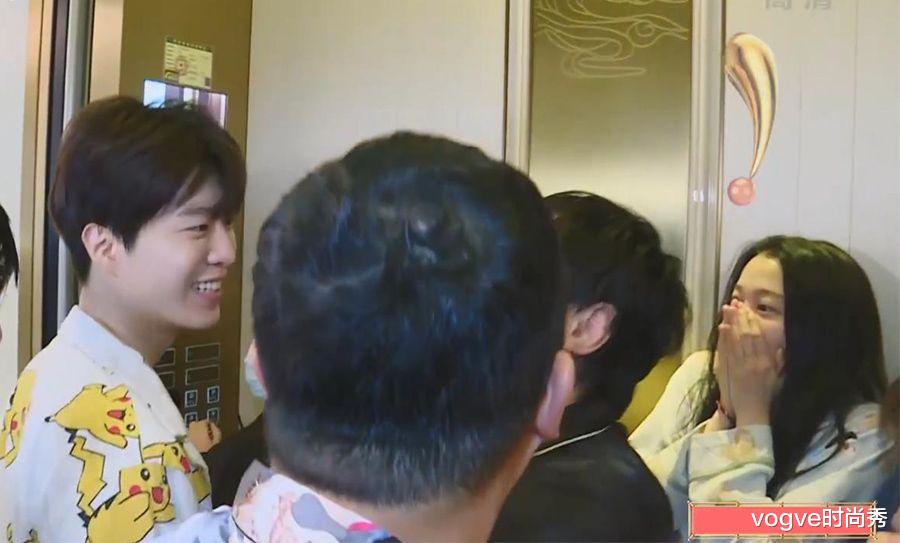 范丞丞|范丞丞“起床照”火了，关晓彤和鞠婧祎见到他后，反应截然不同