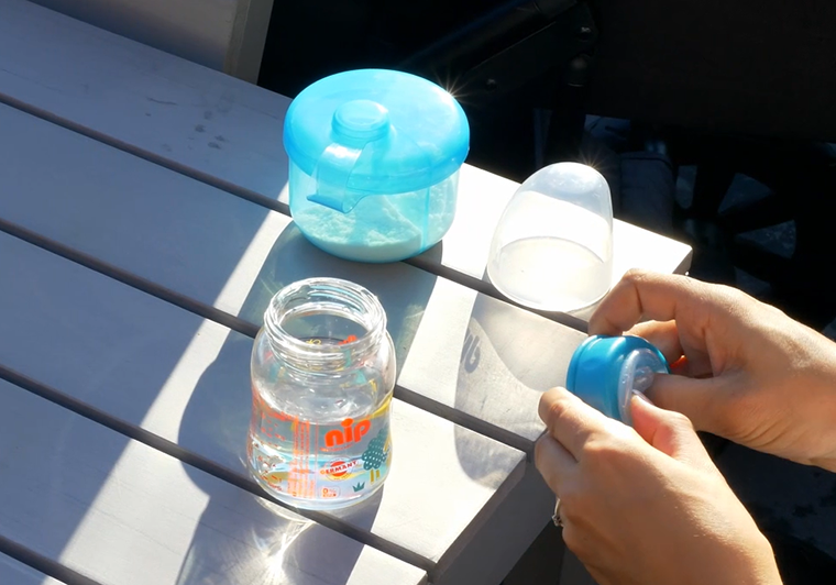 齐姐育儿|生娃后，每次出门都得大包小包？给宝宝调奶其实只需要一个水杯