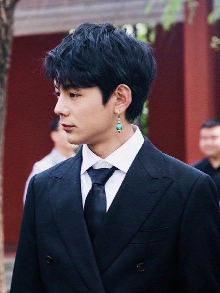 小宅木头 “丁真不怯场”被列入热搜榜第一名，气质舒展丝毫不怯场