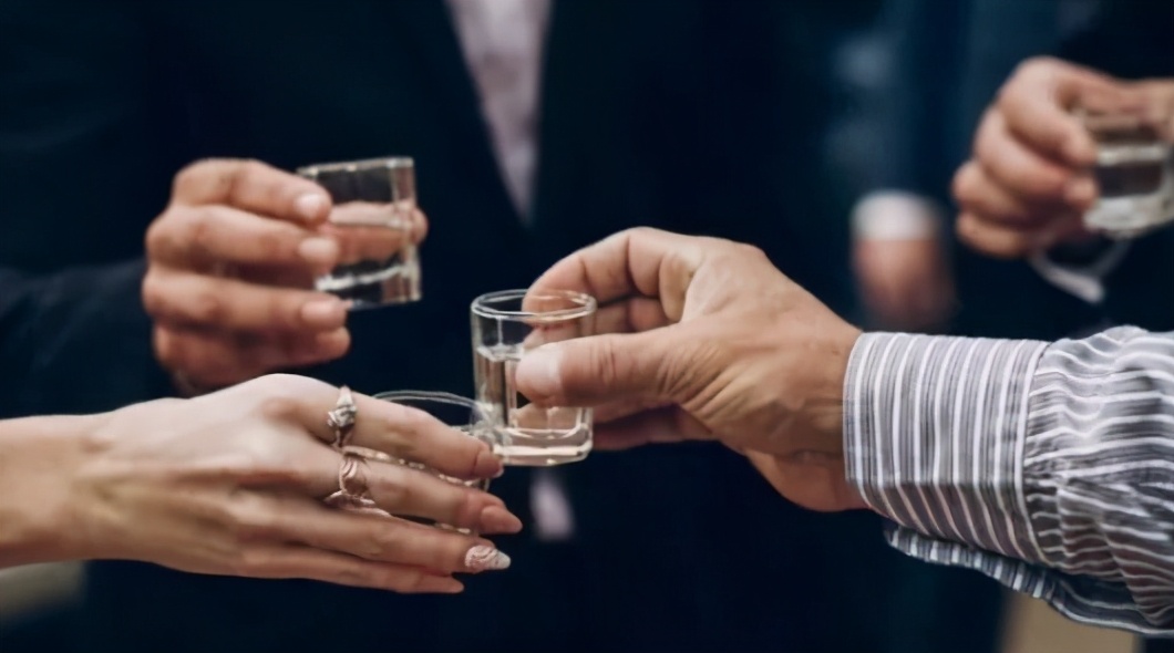 金兰中医学社|34岁女博士“内卷”6年，确诊胃癌后2月离世，医生叹息：“内卷”害人不浅