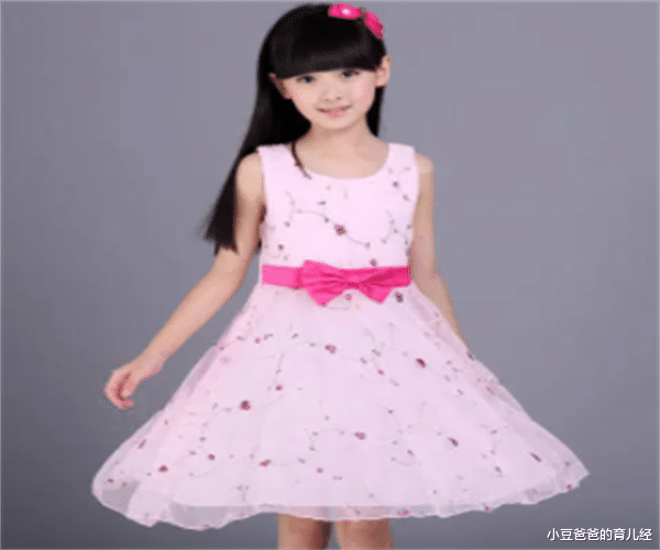 小豆爸爸的育儿经|3岁女童“撅屁股”拍照，宝妈自称“奶辣风”，网友：是亲生的吗