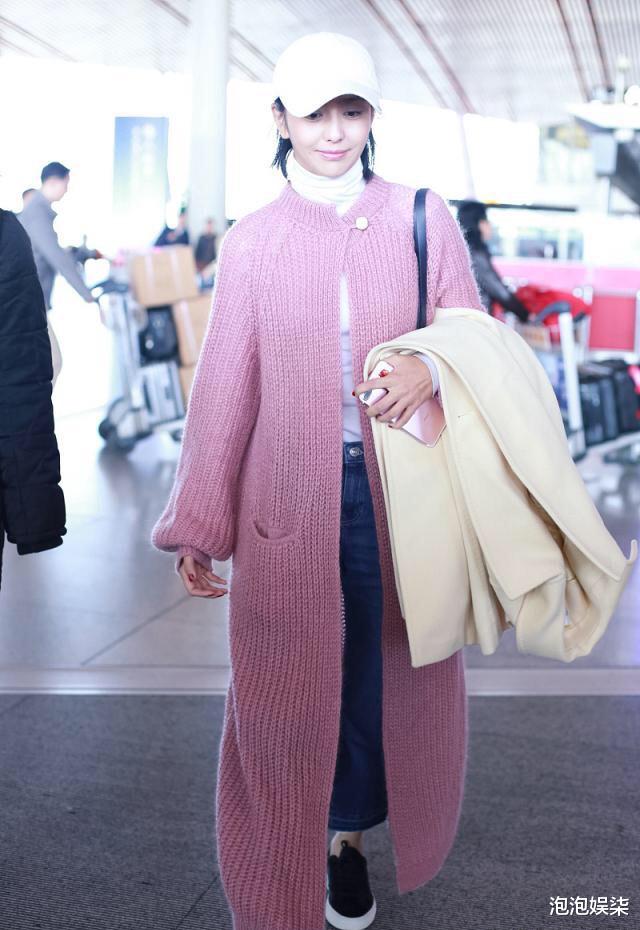 佟丽娅|佟丽娅姐姐穿搭依旧很甜美,粉色针织开衫搭阔腿裤,“扮嫩”很成功