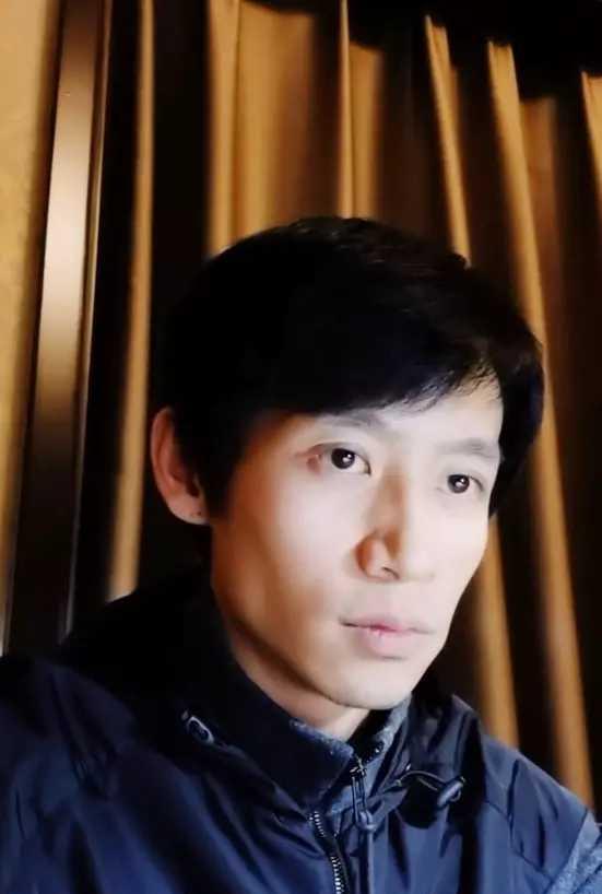 发型 35岁魏晨瘦到脱相!婚后现身一脸病态,网友直呼认不出