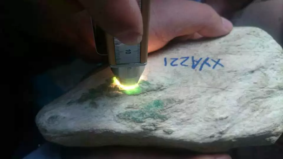 翡翠|3000元毛料泡水里卖3万,鉴定证书全套牌,还有这种神操作?