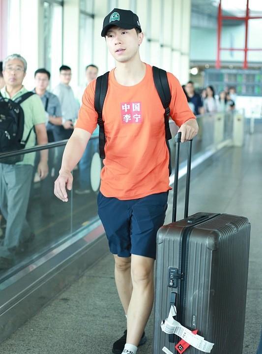 波波的时尚|马龙看起来“呆呆的”，身穿T恤还挺帅，真有“衣服架子”的感觉