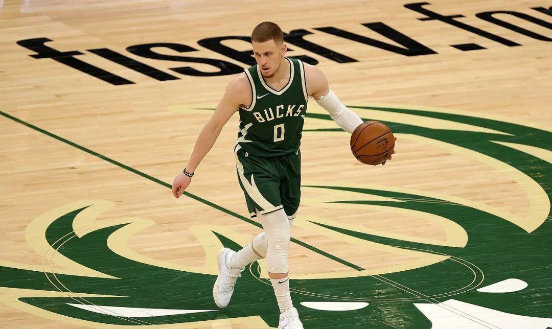 可馨育娃|认真的?场均10分,4年9900万,雄鹿有麻烦了!