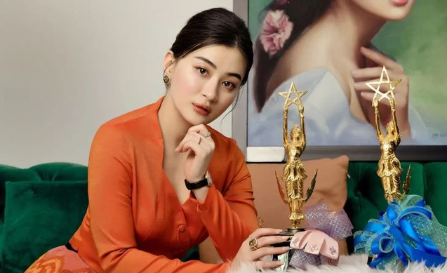 全球时尚号|缅甸宅男女神，穿金服带金饰好贵气，回头一笑百媚生