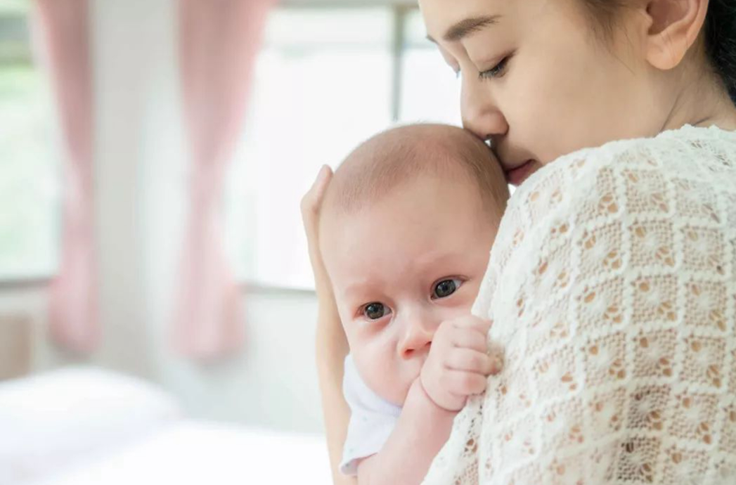 凝妈悟语|孩子哭了,是让他哭个够还是抱起来哄?了解一个概念,做正确决定