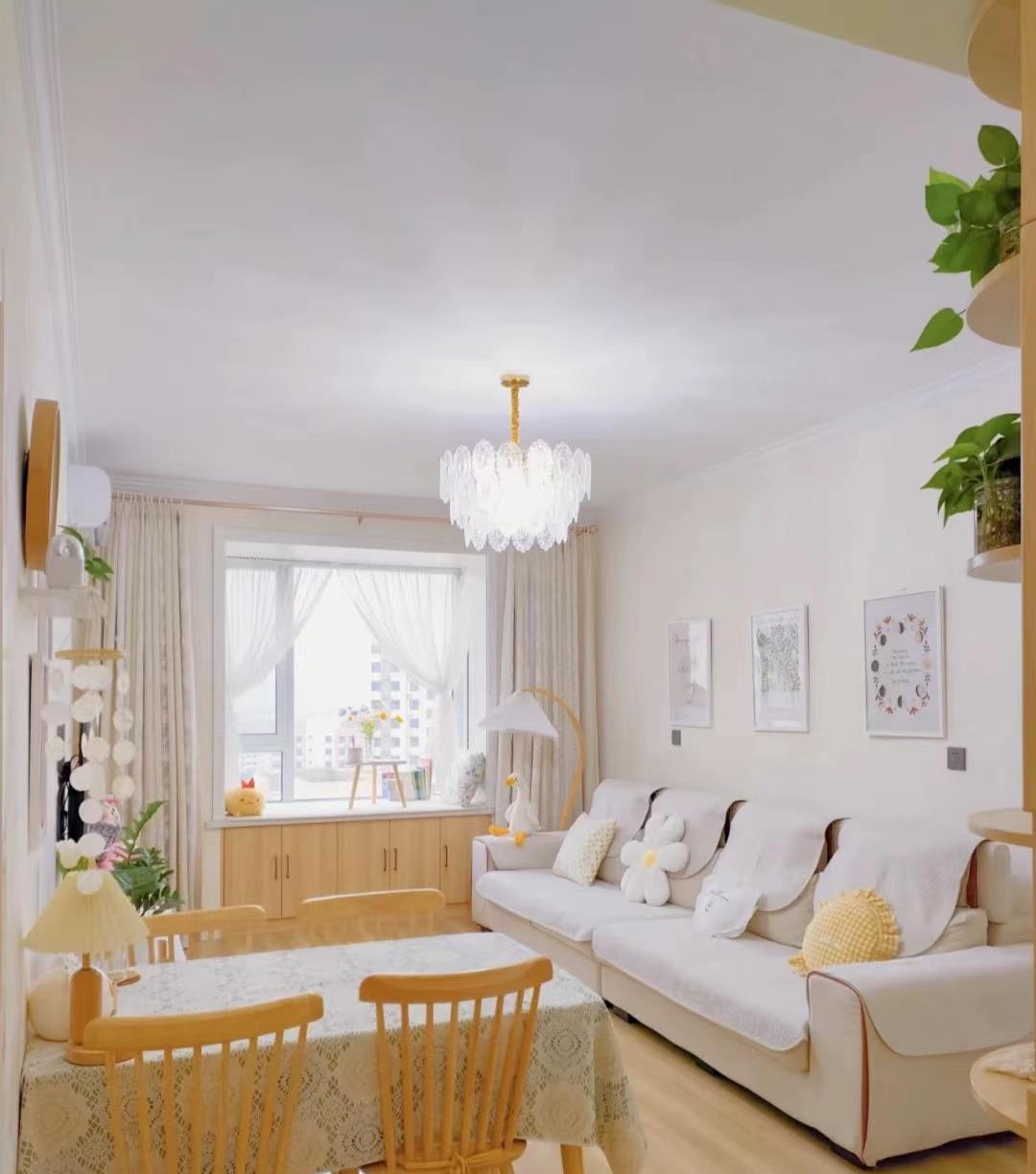 她的新家坚持“化繁为简”，全屋干净整齐且舒适