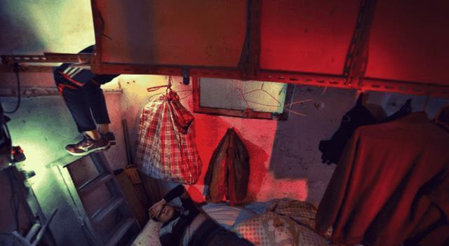 多管闲事 一段香港夫妻视频在网上流传，刺痛了无数人：贫穷早已限制了眼界