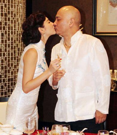 王刚|娱乐圈里的8对老夫少妻，他从“干爹变老公”，乱到你无法想象