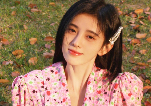 鞠婧祎|SNH48成员“复制”鞠婧祎，妆容服饰全照搬，连头发都模仿到精髓