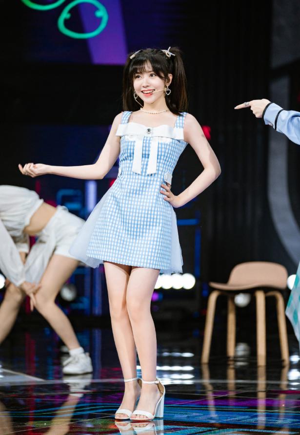大时尚大观点|赖美云新歌上线，穿“儿童裙”毫无违和感，夏日写真俏皮灵动