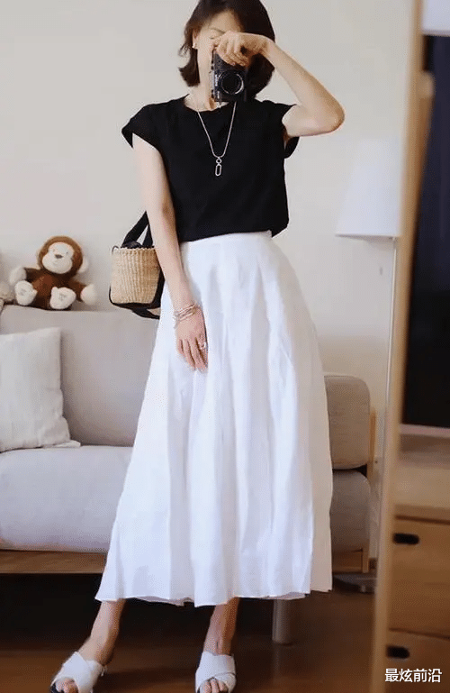 最炫前沿|40+的女人，要学会保持适当的空间感，宽松穿搭打造端庄女神范