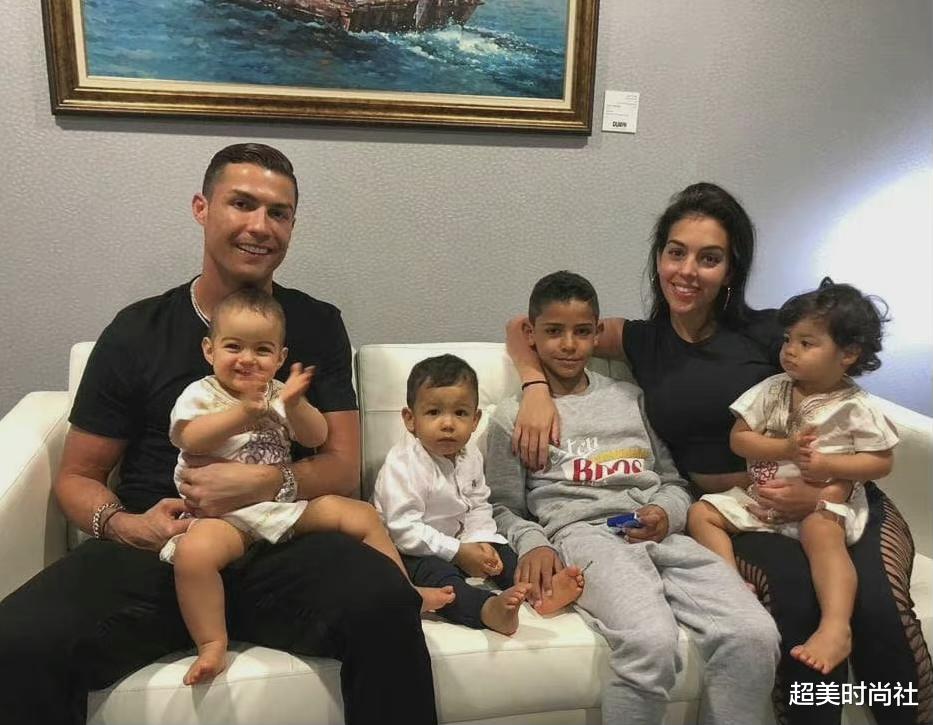 超美时尚社 C罗公布女友怀双胞胎，五次当爹身材似小伙，曾直言想要7个孩子