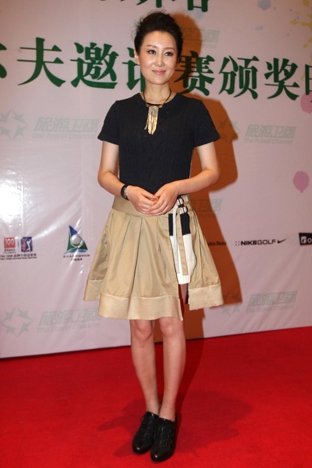 Lady变美日记|孙楠妻子比小姑娘勇敢，穿“可收缩”的短裙秀小细腿，好撩人