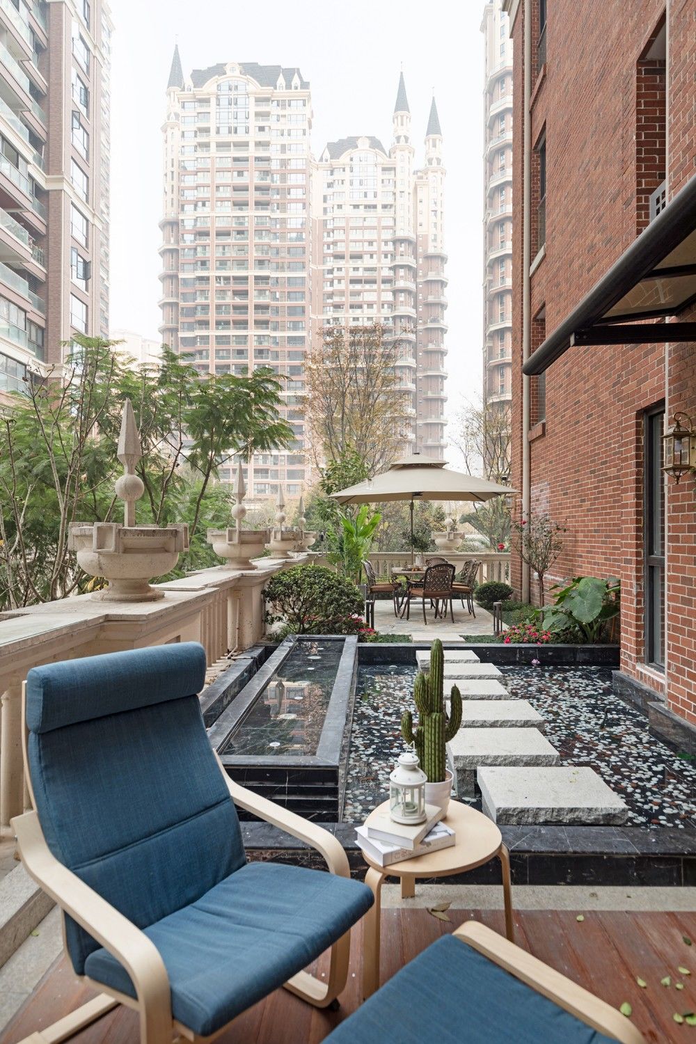 利用灯光和线条，丰富视觉效果增强空间层次，打造独特的家