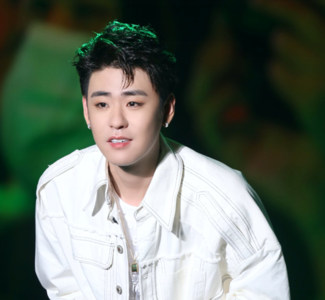 张云雷|咎由自取！张云雷遭追拍险摔倒，粉丝齐心协力一招逼哭私生