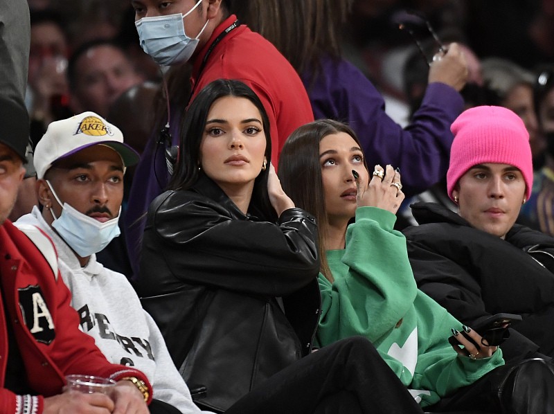 BiuVogue 海莉和比伯私服很日常，冬季上衣不显笨重，配色也十分大胆