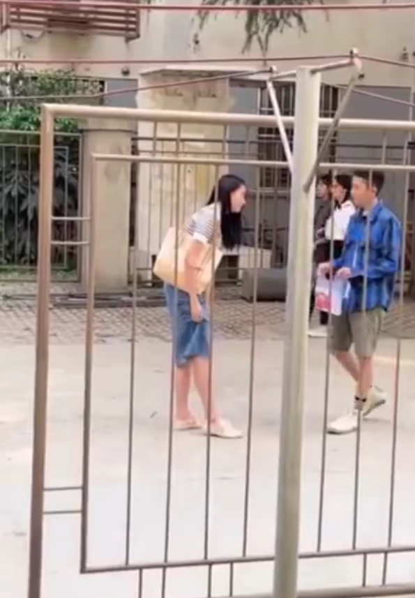 范丞丞|范丞丞和关晓彤拍吻戏，被张一山一拳打倒在地，关晓彤吓得一激灵