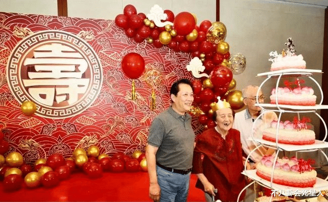 69岁唐国强2千万豪宅曝光,客厅宽敞装修高档,后院大得像花园