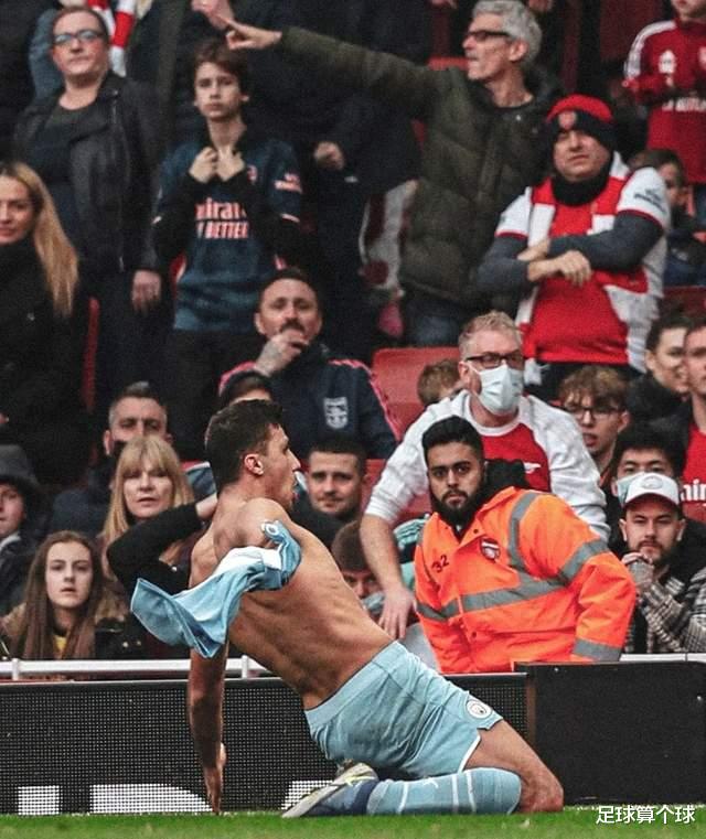 曼城|曼城2-1！絕殺功臣脫衣慶祝，保安大哥冷冷瞪著他，眼神像一把劍