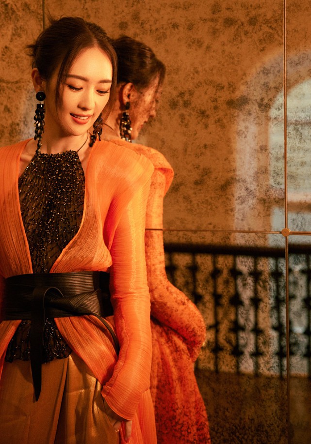 BiuFashion 撞脸章子怡的童瑶气质真好,裙装搭配端庄大气,个性十足有女人味