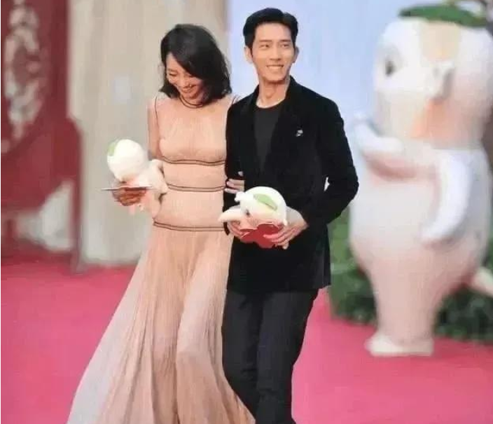 白百何|白百何礼服太显身材，优势全部掩盖住了，网友建议：把设计师炒了