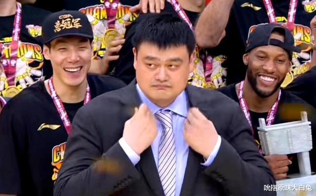 广东男篮|易建联给FMVP当粉丝,胡妈妈笑了,广东球员人均能分到多少奖金?