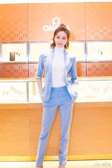 槑小姐侃说|刘诗诗扮“御姐”失败，穿花纹西装优雅成熟却显老气，气场跟不上