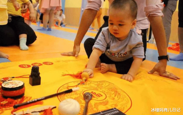 赵又廷|赵又廷女儿“抓周”,手里的东西令全家人无奈,爷爷:偏偏是它