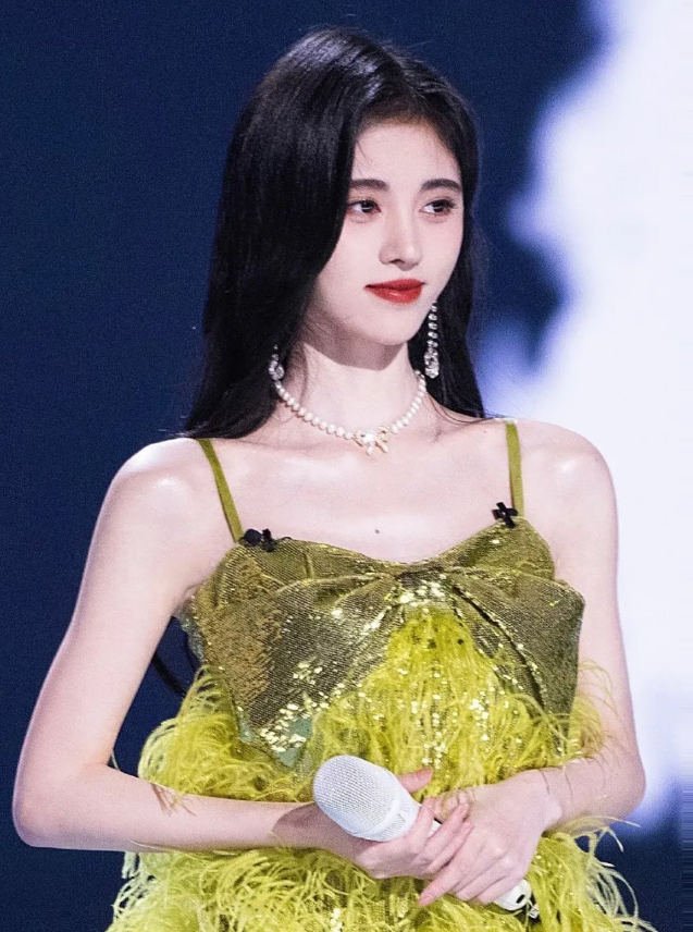 鞠婧祎|全身涂粉的鞠婧祎就像一个“行走的灯泡”,女星为何热衷全身涂粉