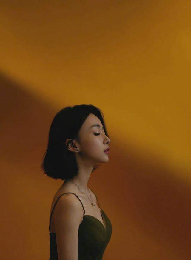 吴谨言|吴谨言的“平板”身材，还敢挑战吊带裙，配短发却意外惊艳