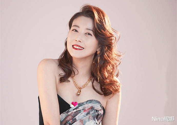 Nina昵娜|55岁周海媚大变样,穿轻纱西装连体裤宛如侠女,看眼神好绝一女的